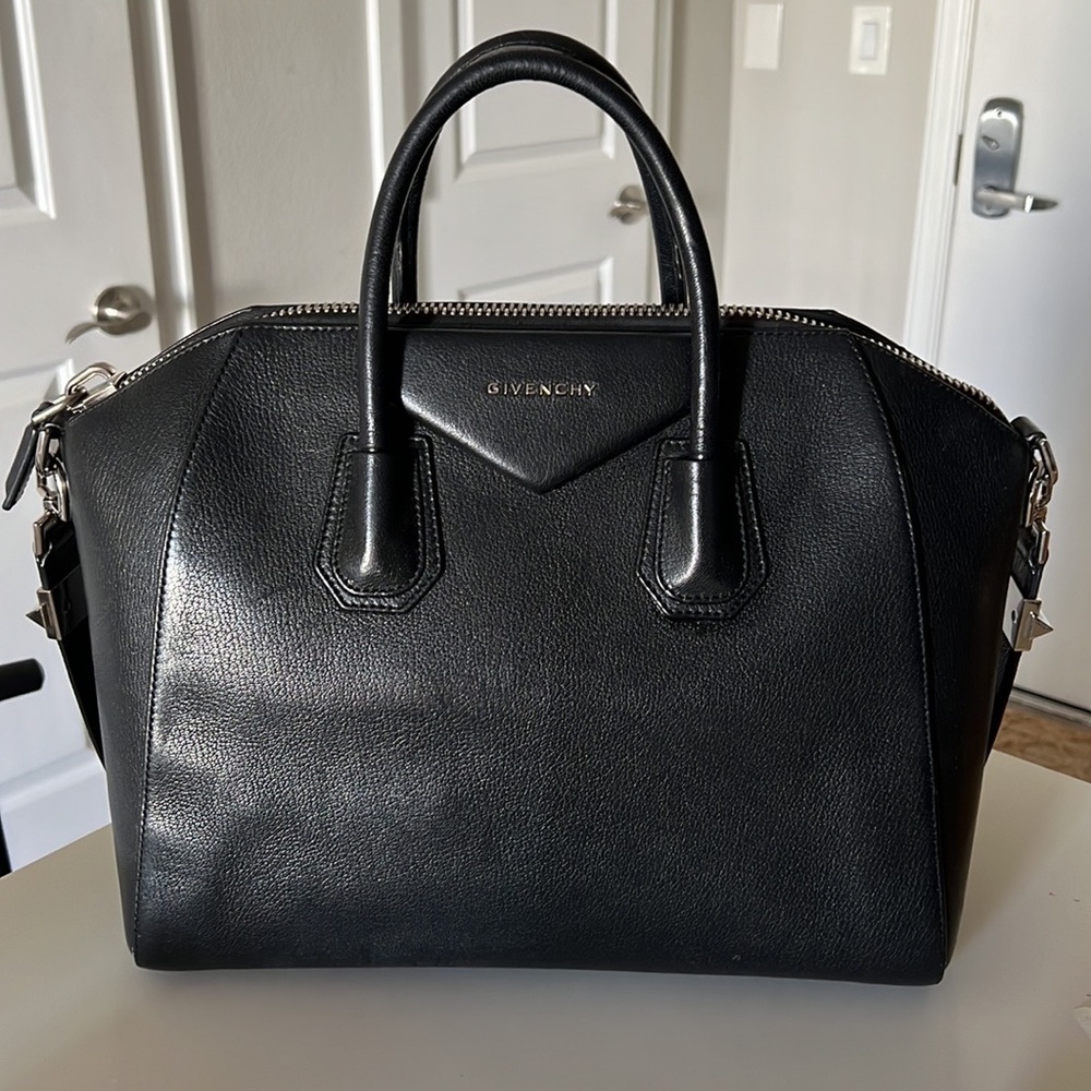 Givenchy Medium Antigona Bag | Black Leather 💘